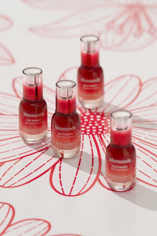 아모레퍼시픽의 브랜드 마몽드가 출시한 ‘레드 에너지 리커버리 세럼’은 석류 꽃과 열매의 생즙을 압착방식으로 추출한 브랜드 대표 항산화 에센스다. 사진=아모레퍼시픽 제공