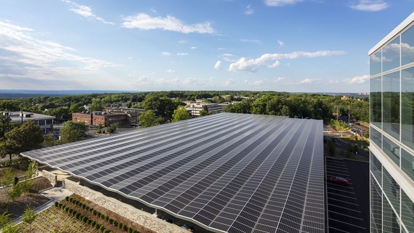 지난해 상반기에 완공한 LG전자 북미법인 신사옥은 지붕에 태양광 패널을 설치해 재생에너지를 자체 생산하고 사용한다. 사진=LG전자 제공 