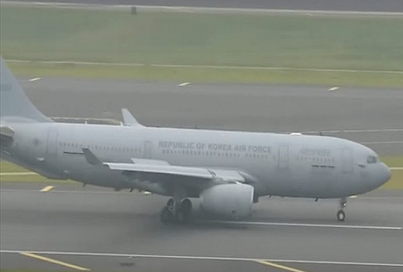 정부를 도운 아프가니스탄 현지인 직원과 가족을 태운 군 수송기가 인천공항에 도착했다. 사진=YTN 제공