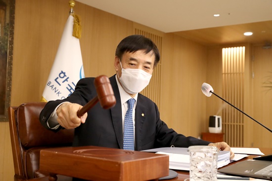 이주열(사진) 한국은행 총재가 의사봉을 두드리고 있다. 한국은행 금융통화위원회는 잔일(26일) 기준금리를 0.25%포인트 올렸다. 사진=한국은행 제공