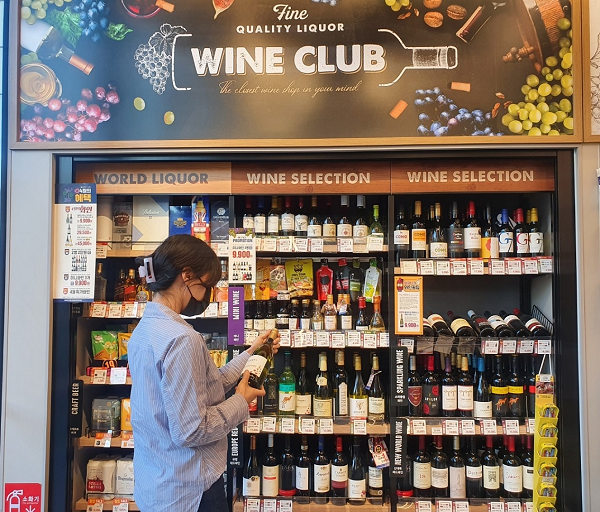 고객이 이마트24 주류특화매장에서 와인을 살펴보고 있다. 사진=이마트 24