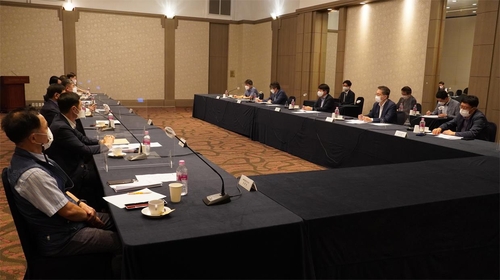 안경덕 고용노동부 장관은 한국노총과 노정간담회에서 고용지원금 연장과 관련 입장을 밝혔다. 사진=한국노총 제공