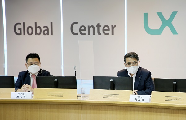 LX한국국토정보공사 서울지역본부 글로벌센터에서 열린 공간정보 정책 자문위원회에서 김정렬 사장(오른쪽)이 인사말을 하고 있다. 사진=LX 제공
