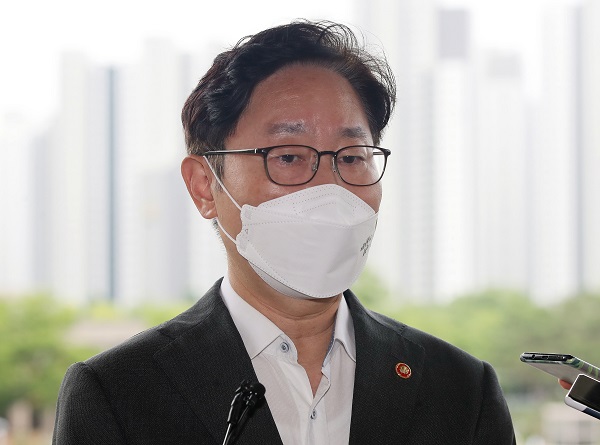  박범계 법무부 장관이 정부과천청사로 출근하며 취재진 질문에 답하고 있다. 사진=연합뉴스 제공