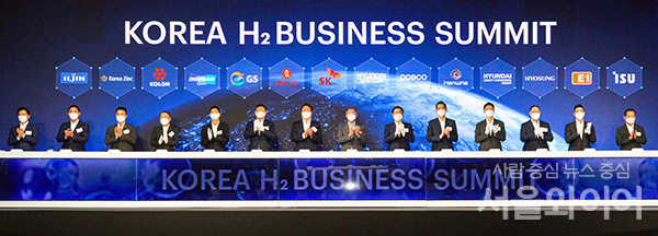 8일 경기 고양 킨텍스에서 '2021수소모빌리티+쇼' 개막에 앞서 열린 'H2 비즈니스 서밋'에 참석한 주요기업 총수들이 사진촬영을 하고 있다. 왼쪽부터 허정석 일진홀딩스 부회장, 최윤범 고려아연 부사장, 이규호 코오롱그룹 부사장, 박정원 두산그룹 회장, 허세홍 GS그룹 사장, 신동빈 롯데그룹 회장, 최태원 SK그룹 회장, 정의선 현대차그룹 회장, 최정우 포스코그룹 회장, 김동관 한화그룹 사장, 정기선 현대중공업지주 부사장, 조현상 효성그룹 부회장, 구동휘 E1 대표, 김상범 이수그룹 회장.