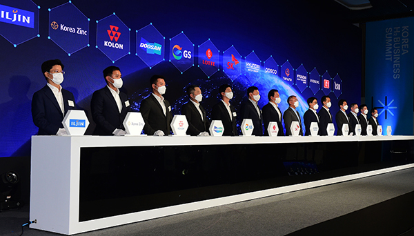 현대차그룹과 SK그룹, 롯데그룹, 포스코그룹, 한화그룹 등 국내 10대 그룹이 참여하는 '코리아 H2 비즈니스 서밋(Korea H2 Business Summit)'이 8일 경기 고양시 킨텍스에서 열린 가운데 내빈들이 총회를 마친 뒤 기념촬영을 하고 있다. 왼쪽부터 신동빈 롯데그룹 회장, 최태원 SK그룹 회장, 정의선 현대차그룹 회장, 최정우 포스코그룹 회장, 김동관 한화그룹 사장.