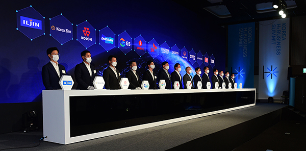 현대차그룹과 SK그룹, 롯데그룹, 포스코그룹, 한화그룹 등 국내 10대 그룹이 참여하는 '코리아 H2 비즈니스 서밋(Korea H2 Business Summit)'이 8일 경기 고양시 킨텍스에서 열린 가운데 내빈들이 총회를 마친 뒤 기념촬영을 하고 있다. 왼쪽부터 신동빈 롯데그룹 회장, 최태원 SK그룹 회장, 정의선 현대차그룹 회장, 최정우 포스코그룹 회장, 김동관 한화그룹 사장.