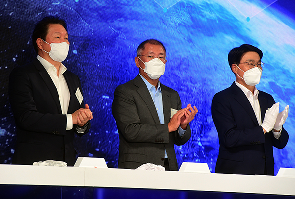 현대차그룹과 SK그룹, 롯데그룹, 포스코그룹, 한화그룹 등 국내 10대 그룹이 참여하는 '코리아 H2 비즈니스 서밋(Korea H2 Business Summit)'이 8일 경기 고양시 킨텍스에서 열린 가운데 내빈들이 총회를 마친 뒤 기념촬영을 하고 있다. 왼쪽부터 최태원 SK그룹 회장, 정의선 현대차그룹 회장, 최정우 포스코그룹 회장.