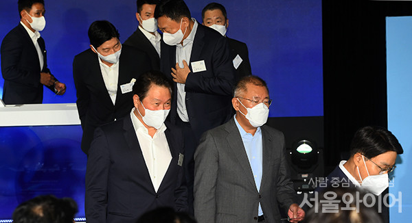 8일 경기 고양 킨텍스에서 '2021수소모빌리티+쇼' 개막에 앞서 열린 'H2 비즈니스 서밋'에서 정의선 현대차그룹 회장과 최태원 SK그룹 회장이 대화를 나누며 이동하고 있다.