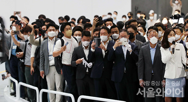 8일 오전 일산 킨텍스 2전시장에서 열린 수소모빌리티+쇼에 정의선 현대차그룹 회장을 비롯한 회장단이 현대차 부스에 입장해 설명을 듣고 있다.