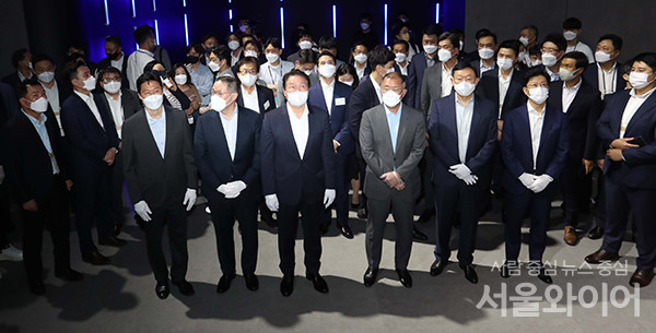 8일 오전 일산 킨텍스 2전시장에서 열린 수소모빌리티+쇼에 정의선 현대차그룹 회장을 비롯한 회장단이 전시장을 둘러보고 있다.