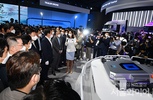 8일 오전 일산 킨텍스 2전시장에서 열린 수소모빌리티+쇼에 정의선 현대차그룹 회장을 비롯한 회장단이 전시장을 둘러보고 있다.