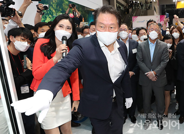 8일 오전 일산 킨텍스 2전시장에서 열린 수소모빌리티+쇼에 최태원 SK회장을 비롯한 회장단이 전시장을 둘러보고 있다.