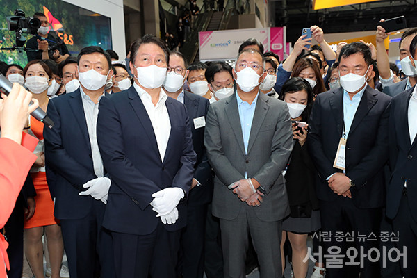 8일 오전 일산 킨텍스 2전시장에서 열린 수소모빌리티+쇼에 최태원 SK회장을 비롯한 회장단이 전시장을 둘러보고 있다.