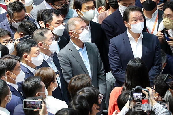 8일 오전 일산 킨텍스 2전시장에서 열린 수소모빌리티+쇼에 최태원 SK회장을 비롯한 회장단이 전시장을 둘러보고 있다.