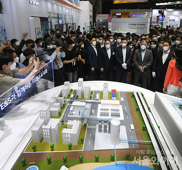 8일 오전 일산 킨텍스 2전시장에서 열린 수소모빌리티+쇼에 최태원 SK회장을 비롯한 회장단이 전시장을 둘러보고 있다.