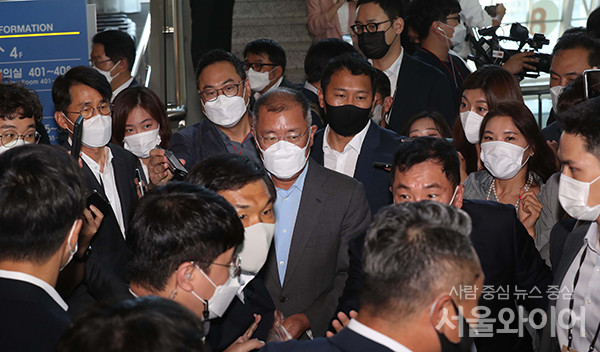 8일 오전 일산 킨텍스 2전시장에서 열린 수소모빌리티+쇼에 정의선 현대차그룹 회장을 비롯한 회장단이 전시장을 둘러보고 있다.