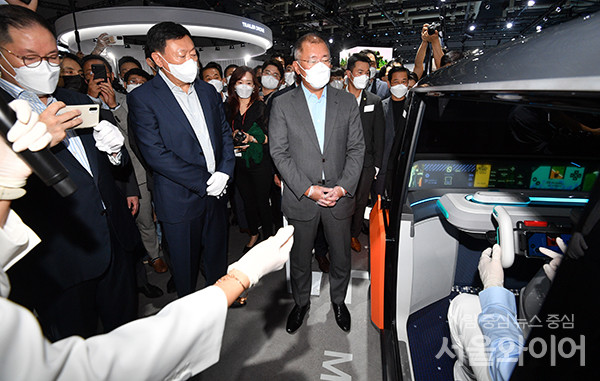 8일 오전 일산 킨텍스 2전시장에서 열린 수소모빌리티+쇼에 최태원 SK회장을 비롯한 회장단이 전시장을 둘러보고 있다.