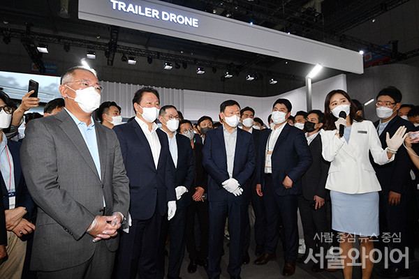 8일 오전 일산 킨텍스 2전시장에서 열린 수소모빌리티+쇼에 정의선 현대차그룹 회장을 비롯한 회장단이 현대차 부스에 입장해 설명을 듣고 있다.