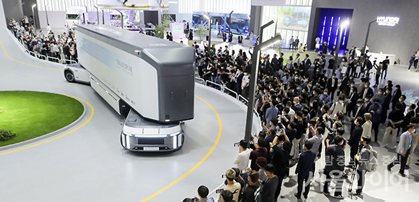 8일 일산 킨텍스 2전시장에서 열린 수소모빌리티+쇼 전시장을 찾은 관람객들이 전시장을 둘러보고 있다.