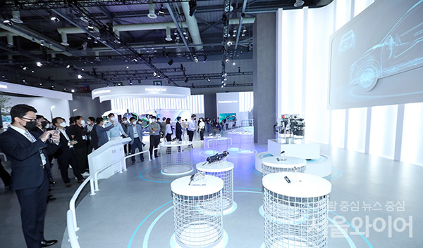 8일 일산 킨텍스 2전시장에서 열린 수소모빌리티+쇼 전시장을 찾은 관람객들이 전시장을 둘러보고 있다.