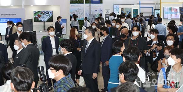 8일 일산 킨텍스 2전시장에서 열린 수소모빌리티+쇼 전시장을 찾은 관람객들이 전시장을 둘러보고 있다.