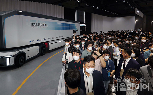 8일 일산 킨텍스 2전시장에서 열린 수소모빌리티+쇼 전시장을 찾은 관람객들이 전시장을 둘러보고 있다.