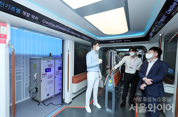 8일 일산 킨텍스 2전시장에서 열린 수소모빌리티+쇼 전시장을 찾은 관람객들이 전시장을 둘러보고 있다.