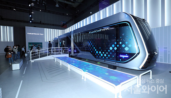 8일 일산 킨텍스 2전시장에서 열린 수소모빌리티+쇼 전시장을 찾은 관람객들이 전시장을 둘러보고 있다.