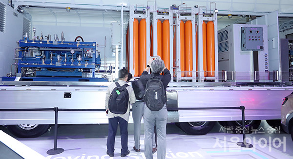 8일 일산 킨텍스 2전시장에서 열린 수소모빌리티+쇼 전시장을 찾은 관람객들이 전시장을 둘러보고 있다.