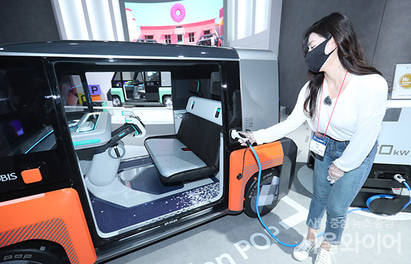 8일 일산 킨텍스 2전시장에서 열린 수소모빌리티+쇼 전시장을 찾은 관람객들이 전시장을 둘러보고 있다.