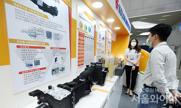 8일 일산 킨텍스 2전시장에서 열린 수소모빌리티+쇼 전시장을 찾은 관람객들이 전시장을 둘러보고 있다.