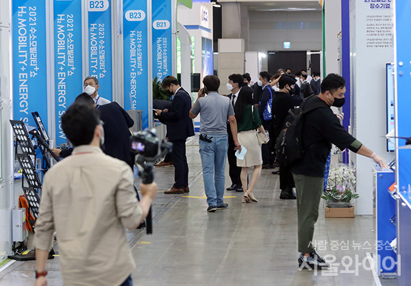 8일 일산 킨텍스 2전시장에서 열린 수소모빌리티+쇼 전시장을 찾은 관람객들이 전시장을 둘러보고 있다.