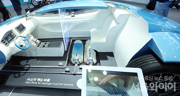 8일 일산 킨텍스 2전시장에서 열린 수소모빌리티+쇼 포스코 부스에 수소차 부품 관련 전시품이 전시돼있다. 
