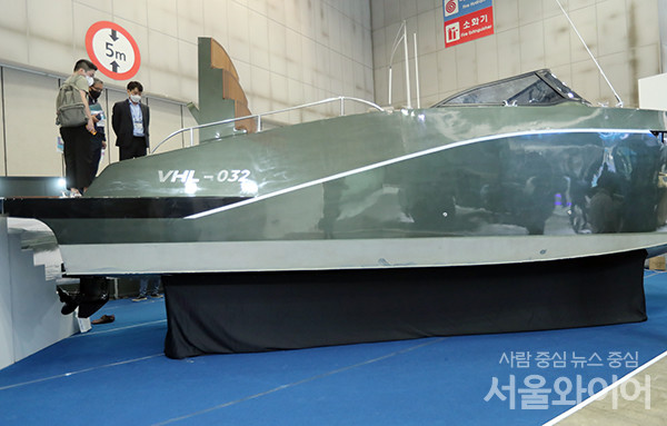 8일 일산 킨텍스 2전시장에서 열린 수소모빌리티+쇼 전시장을 찾은 관람객들이 전시장을 둘러보고 있다.