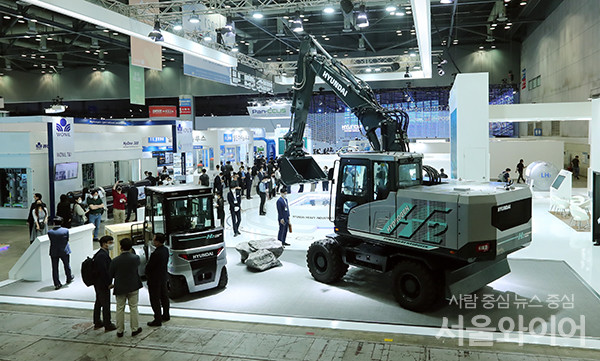 8일 일산 킨텍스 2전시장에서 열린 수소모빌리티+쇼 전시장을 찾은 관람객들이 전시장을 둘러보고 있다.