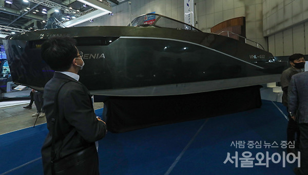 8일 일산 킨텍스 2전시장에서 열린 수소모빌리티+쇼 전시장을 찾은 관람객들이 전시장을 둘러보고 있다.