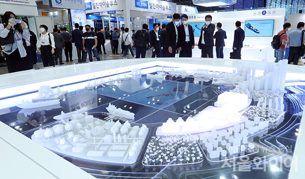 8일 일산 킨텍스 2전시장에서 열린 수소모빌리티+쇼 전시장을 찾은 관람객들이 전시장을 둘러보고 있다.