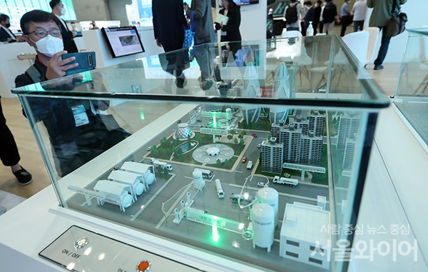 8일 일산 킨텍스 2전시장에서 열린 수소모빌리티+쇼 전시장을 찾은 관람객들이 전시장을 둘러보고 있다.