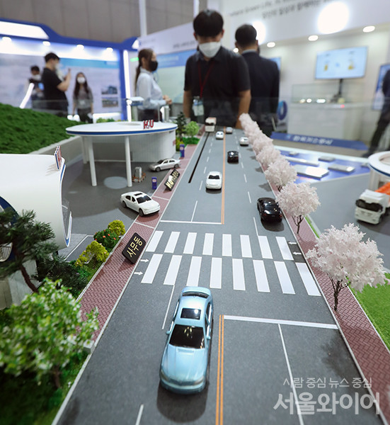 8일 일산 킨텍스 2전시장에서 열린 수소모빌리티+쇼 전시장을 찾은 관람객들이 전시장을 둘러보고 있다.