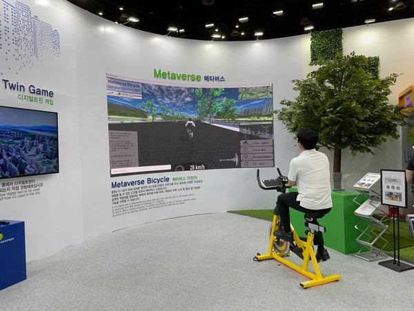 행사 참여자가 LH의 메타버스 자전거 체험활동을 진행하고 있다. 학습과 지역소개, 홍보 등 다양한 기능이 기대된다. 사진=고정빈 기자