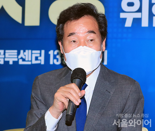 이낙연 전 더불어민주당 대표가 2일 오후 서울 여의도 소재 금투센터에서 열린 ‘증산층 경제의 징검다리 주식시장 발전을 위한 좌담회'에 참석해 발언을 하고 있다.