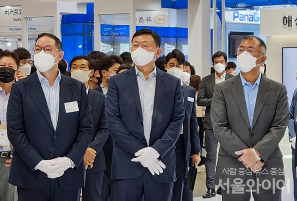 8일 경기도 고양시 킨텍스에서 열린 '2021수소모빌리티+쇼' 에 방문한 대기업 총수들이 전시장을 둘러보고 있다. 사진 왼쪽부터 조현상 효성그룹 부회장, 신동빈 롯데그룹 회장, 정의선 현대자동차그룹. 사진=이재형 기자