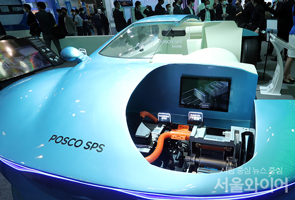 포스코그룹은 수소모빌리티쇼에서 회사의 수소벨류 체인 전과정을 볼 수 있도록 전시장 부스를 구성했다. 사진=이태구 기자