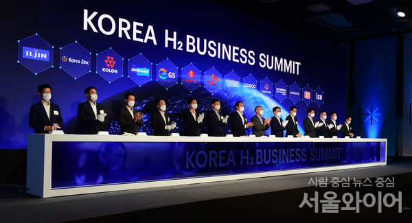 8일 경기 고양 킨텍스에서 '2021수소모빌리티+쇼' 개막에 앞서 열린 'H2 비즈니스 서밋'에 참석한 주요기업 총수들이 사진촬영을 하고 있다. 왼쪽부터 허정석 일진홀딩스 부회장, 최윤범 고려아연 부사장, 이규호 코오롱그룹 부사장, 박정원 두산그룹 회장, 허세홍 GS그룹 사장, 신동빈 롯데그룹 회장, 최태원 SK그룹 회장, 정의선 현대차그룹 회장, 최정우 포스코그룹 회장, 김동관 한화그룹 사장, 정기선 현대중공업지주 부사장, 조현상 효성그룹 부회장, 구동휘 E1 대표, 김상범 이수그룹 회장. 사진=이태구 기자