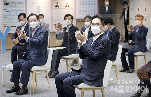 이재용 삼성전자 부회장이 가석방 이후 첫 공식 외부일정으로 삼성 청년 소프트웨어 아카데미에 참석해 김부겸 국무총리와 청년 일자리 창출 관련 간담회를 진행했다. 사진=이태구 기자