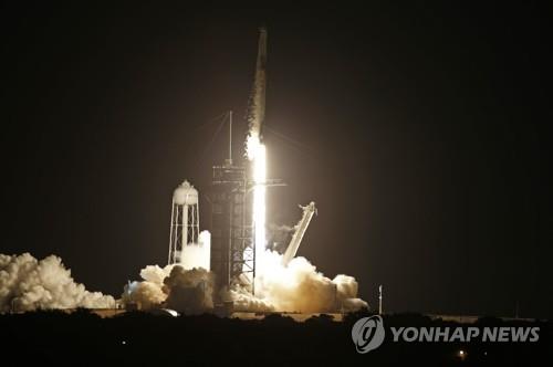 스페이스X는 한국시간 16일 오전 미국 플로리다주 항공우주국(NASA) 케네디 우주센터에서 민간인 관광객 4명을 태운 우주선을 발사했다. 사진=연합뉴스 제공