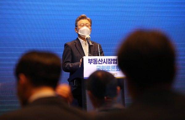 이재명 경기도 지사 캠프측은 성남 대장지구 의혹과 관련 야당의 공세에 맞서 반박에 나섰다. 사진=연합뉴스 제공 