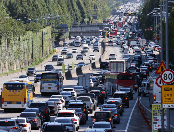추석연휴가 시작된 가운데 전국 고속도로에서 정체가 이어지고 있다. 사진=연합뉴스 제공