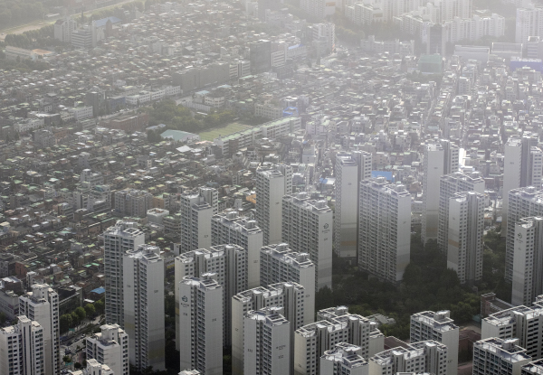 19일 국회 국토교통위원회 송석준 국민의힘 의원이 국토교통부로부터 제출받은 자료에 따르면 올 8월 기준 외국인이 수도권에 소유한 주택은 모두 5만7483채다.